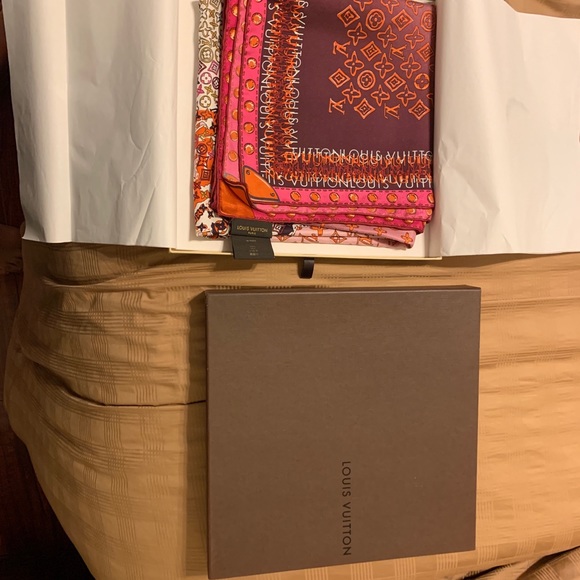 Louis Vuitton silk scarf - Picture 2 of 3